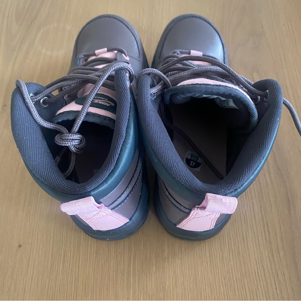 Nike Manoa ’17 Leather Boots, Violet Ore Brown Pink BQ5372-200, Girls 5Y, New - Picture 6 of 9